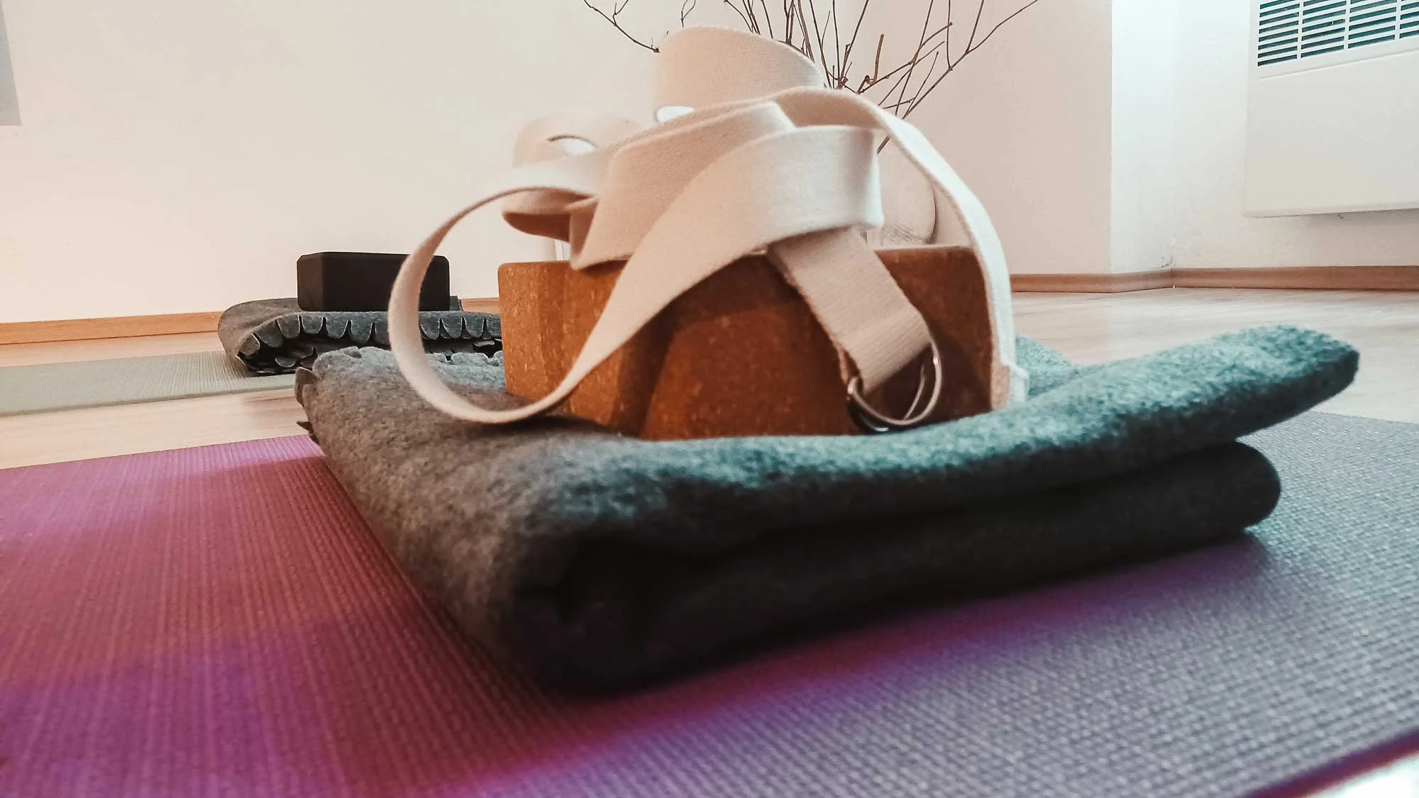 Jógová podložka a deka s pomůckami na jógu