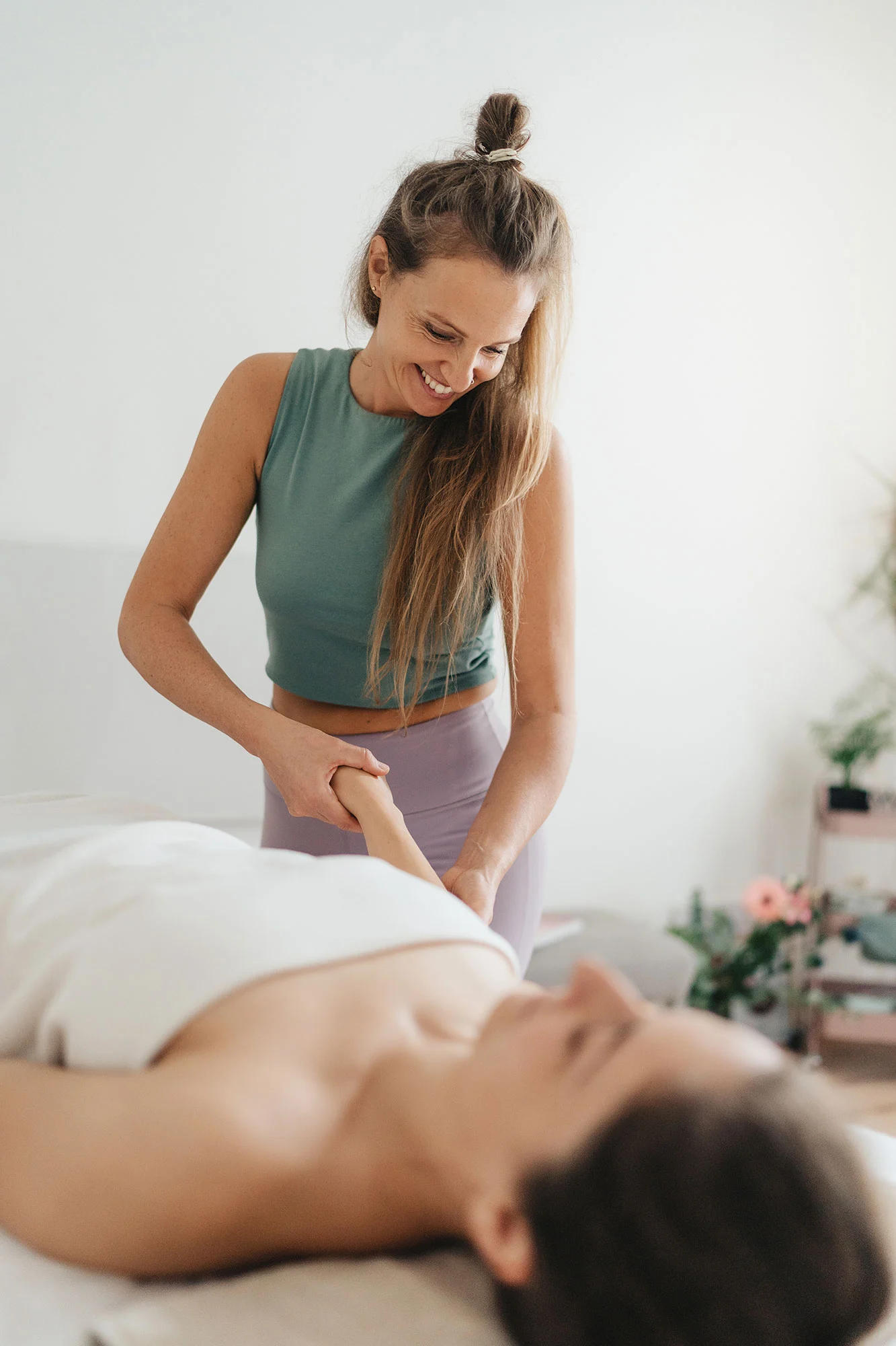 Romana-Mikulčická_masáž Masérka v minimalistickém studiu masíruje klientku